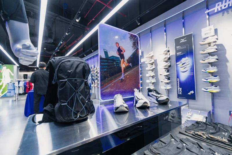 green holding sport tham du le khai truong mizuno store crescent mall 2