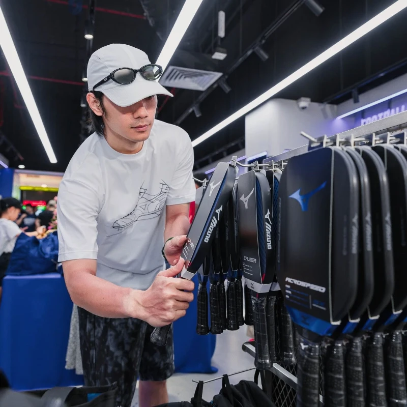 green holding sport tham du le khai truong mizuno store crescent mall 3