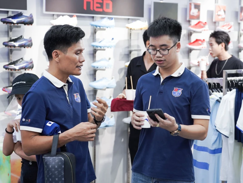 green holding sport tham du le khai truong mizuno store crescent mall 8